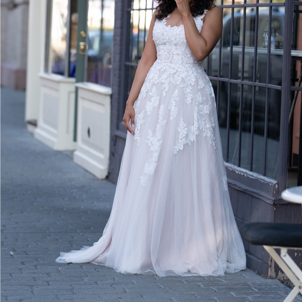 Ivory Lace Wedding Dress